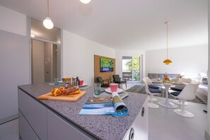 Family Apartment, Multiple Bedrooms, Lakeside (Coloratura) | Dining