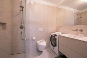 Family Apartment, Multiple Bedrooms, Lakeside (Coloratura) | Bathroom