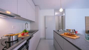 Apartemen Keluarga, 1 kamar tidur, balkon, tepi danau (Coloratura Frontlake Lugano with) | Dapur pribadi | Mesin espresso, microwave, dan meja makan