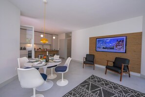 Family Apartment, 1 Bedroom, Lakeside (Coloratura) | Dining room