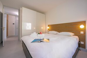 Apartamento familiar, varias habitaciones, junto al lago (Coloratura) | 1 dormitorio y espacio para trabajar con un portátil