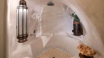 Ensemble douche/baignoire, sĂšche-cheveux, serviettes fournies, savon