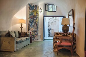 Smart TV, offices - Hiraeth: Stylish canava house with pool and garden (Μεγαλοχώρι)