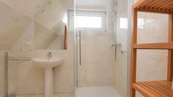 Dusche, Haartrockner, HandtĂŒcher, Toilettenpapier