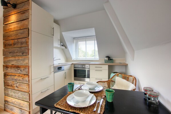 Fridge, oven, stovetop, dishwasher