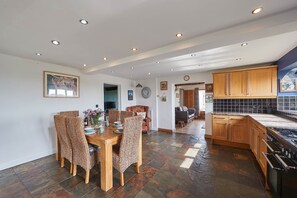 تناول الطعام داخل الغرفة