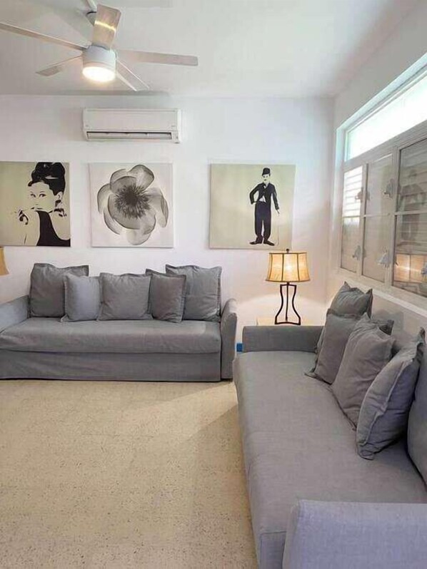 Téléviseur, bureau