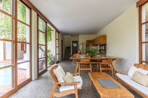 40-inch flat-screen TV with cable channels, TV - Anandathu Villas (Canggu)