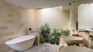 Luxury Villa, 3 Yatak Odası | Banyo | Geniş duş başlığı, ücretsiz banyo/kozmetik ürünleri