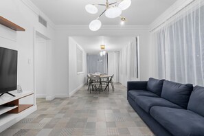 TV, offices - 1954 Modern Apartment | San Juan | Wi-Fi | AC (San Juan)