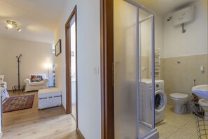 Douche, séchoir à cheveux, bidet