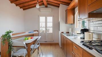 Forn, placa de cuina, rentaplats i cafetera i tetera