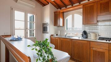 Forn, placa de cuina, rentaplats i cafetera i tetera