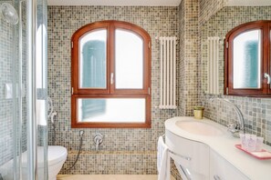 Shower, hair dryer - GuestHost - San Marco Apartment with Panoramic View (Firenze)