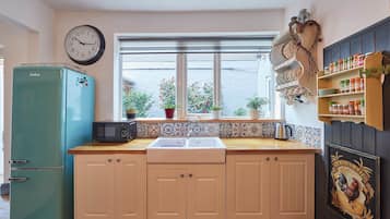 House | Private kitchen | Fridge, microwave, oven, stovetop