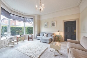 獨棟房屋 | 起居區 | 32-吋平面電視、數位頻道、電視