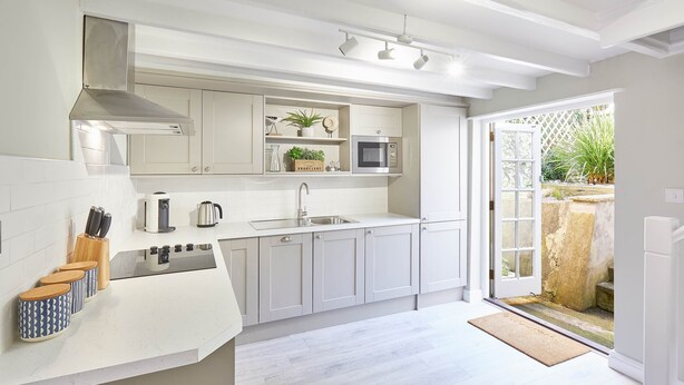 House | Private kitchen | Fridge, microwave, oven, stovetop