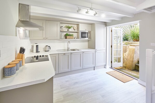 House | Private kitchen | Fridge, microwave, oven, stovetop