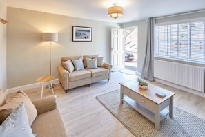 House | Living area | 32-inch flat-screen TV with digital channels, TV