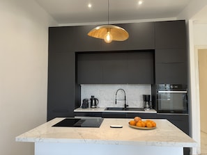 Frigorifero, microonde, forno, piano cottura