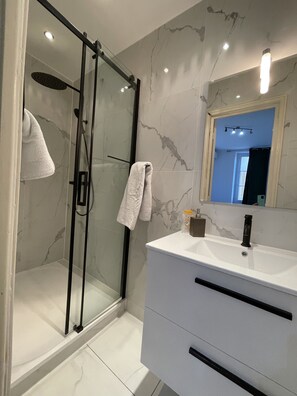 Bathtub, hair dryer, towels, soap - Top location spacious near beach, old town, Massena Square.  (Nice)