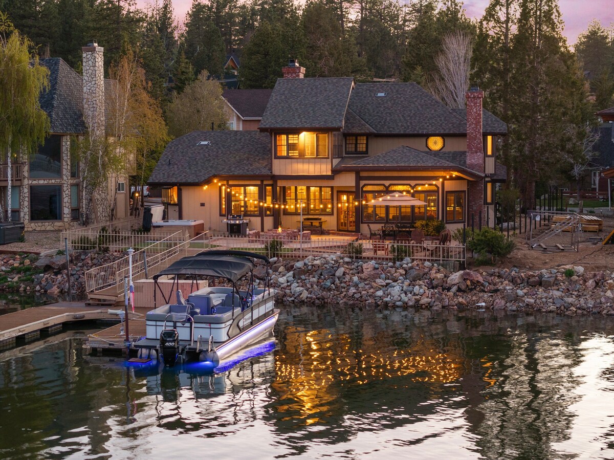 Lakefront Chalet. 4 Bdrm Home with Hot Tub. Fire Pit. Dog Friendly.