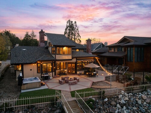 Lakefront Chalet. 4 Bdrm Home with Hot Tub. Fire Pit. Dog Friendly.