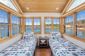 3 bedrooms, free WiFi, bed sheets - Lakefront Chalet. Pet Friendly. Spa. BBQ. Dock. (Big Bear Lake)