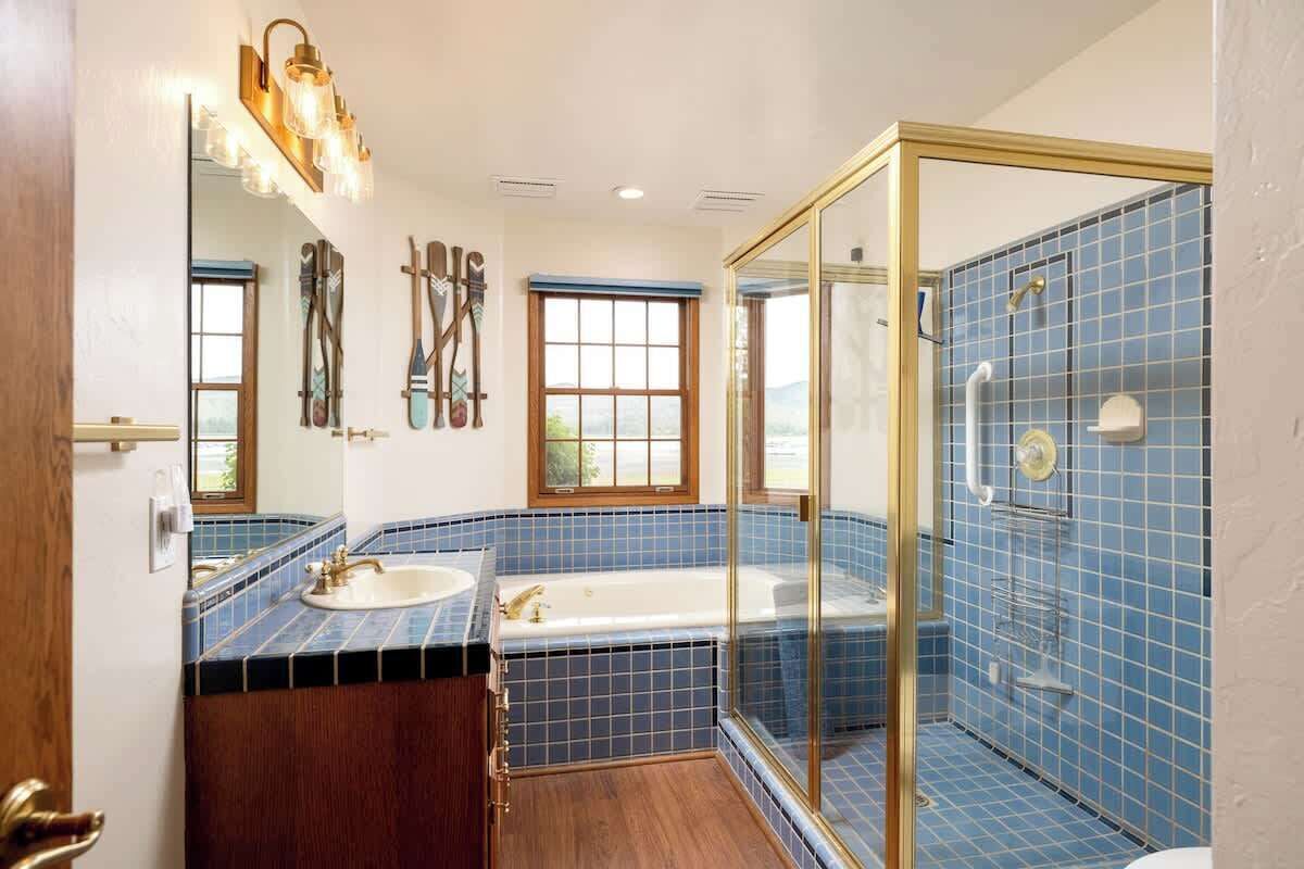 Combined shower/tub, hair dryer, towels, shampoo