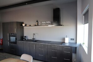 Full-size fridge, microwave, oven, stovetop - North Apartments Suites (Akureyri)