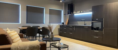 Comfort-lejlighed | Opholdsområde | 40-tommers plasma-tv med kabelkanaler, tv