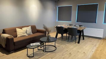 Apartamento clásico | Zona de estar | Televisión de plasma de 40 pulgadas con canales por cable