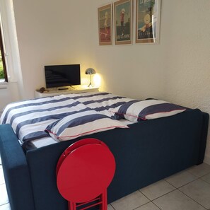1 bedroom, bed sheets - Studio near the Château, the Old Port and the train station (Pornic)