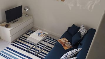 Een televisie en boeken