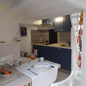 Fridge, microwave, oven, stovetop - Studio near the Château, the Old Port and the train station (Pornic)