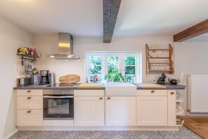 Réfrigérateur, un four, surface de cuisson, lave-vaisselle