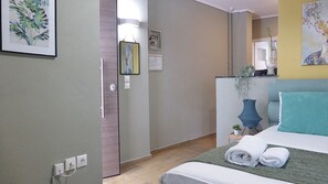 Double Room | Hypo-allergenic bedding, desk, laptop workspace, soundproofing - Check Point - Museum (Athens)