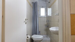 Double Room | Bathroom | Shower, rainfall showerhead, hair dryer, towels