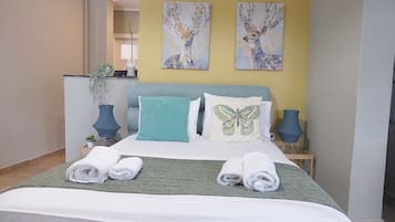 Double Room | Hypo-allergenic bedding, desk, laptop workspace, soundproofing