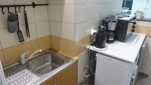 Habitación doble | Cocina privada | Refrigerador con congelador, horno y parrilla de estufa