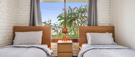 2 dormitorios, tabla de planchar con plancha, ropa de cama