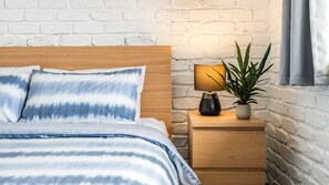 2 dormitorios, tabla de planchar con plancha, ropa de cama