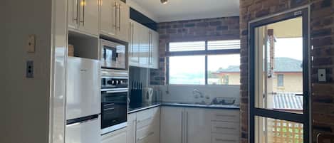 Frigorífico, microondas, horno y placa de cocina