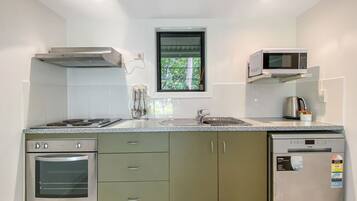 Fridge, oven, stovetop, dishwasher
