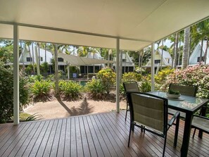 Outdoor dining - Canopy Chalet 10, 42 Yates St-BOM (NELLY BAY)