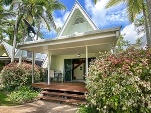 Exterior - Canopy Chalet 10, 42 Yates St-BOM (NELLY BAY)