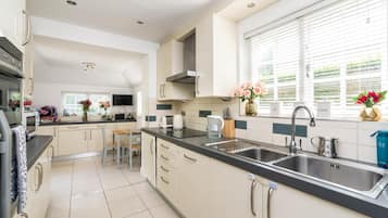 Apartment (2 Bedrooms) | Private kitchen | Toaster