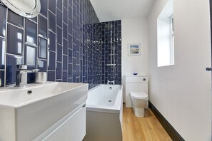 Maison | Salle de bain | Ensemble baignoire-douche, serviettes fournies, savon, shampooing
