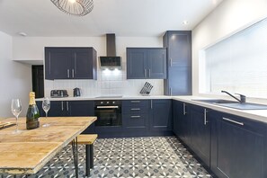 Maison | Cuisine privée | Réfrigérateur grande capacité avec congélateur, four à micro-ondes
