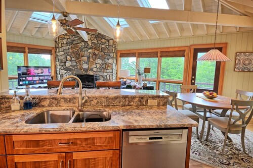 Hawks View Cottage-Open for Bookings! Near Snow Tubing/Skiing, Hot Tub